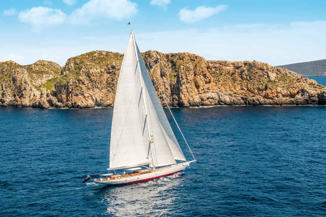 „Vijonara“ vor Mallorca: Mit Yankee-, Stag- und Großsegel setzt die Crew der 42-Meter-Slup 879  Quadratmeter  Stratis-Laminat von Doyle Sails
