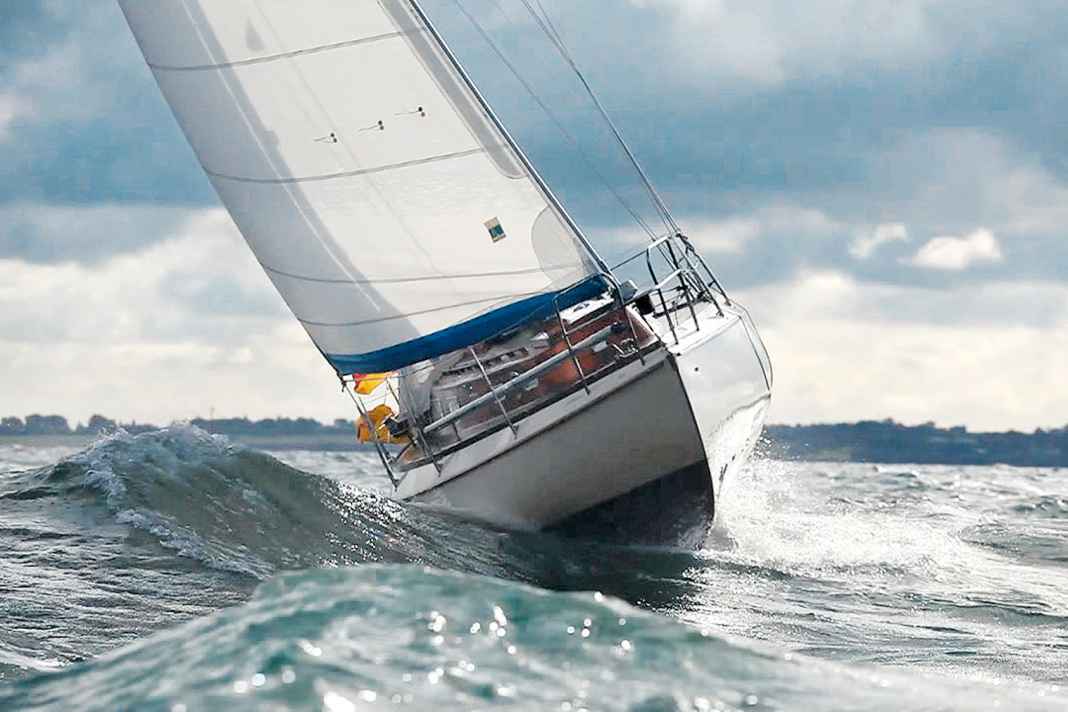 Il pesante scafo del Vindö spinge attraverso le onde