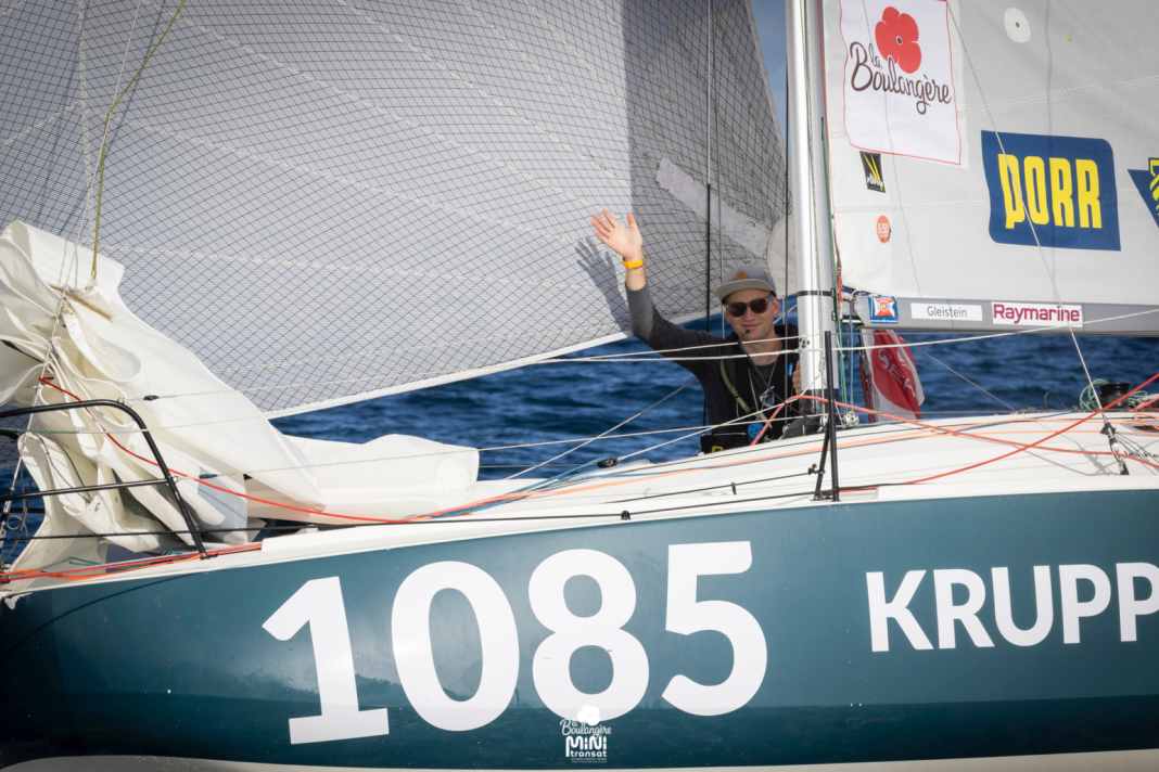 Mini-Solist Hendrik Lenz auf "Monoka" mit der Nummer 1085 beim Start vor Les Sables-d'Olonne.