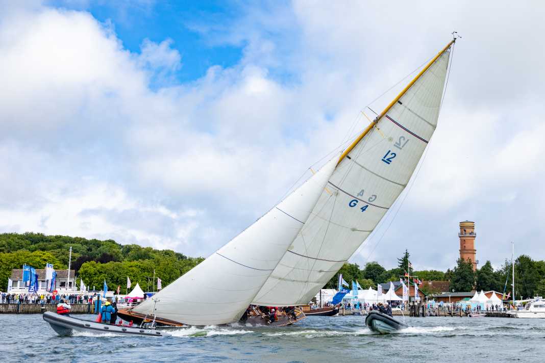 Toller Segelsport wurde vor der Travepromenade dem Publikum geliefert.