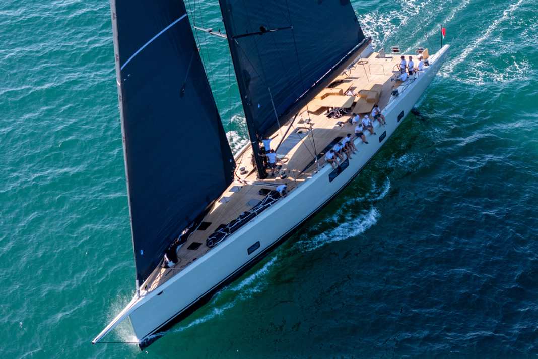 Wallywind 110: Das 33,42 Meter lange Schwesterschiff von „Galma“ wird Ende August an der Costa Smeralda vorgestellt. Den Bau begann Wally ebenfalls spekulativ.