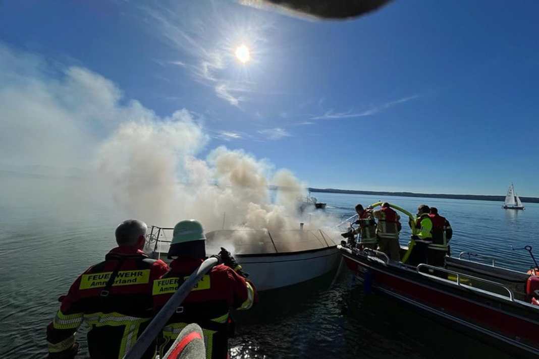 Aufgrund der starken Rauchentwicklung arbeiteten die Feuerwehrkräfte auf dem Starnberger See direkt am brennenden Boot unter Atemschutz