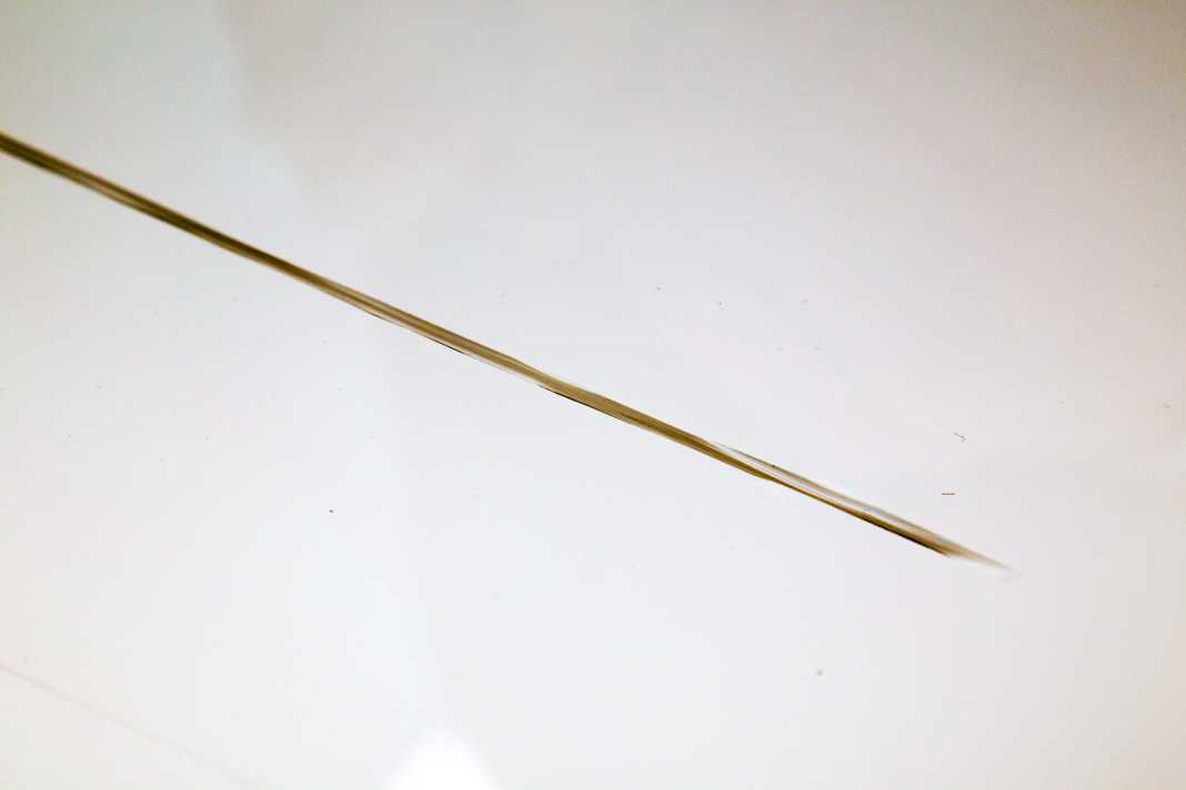 Deep scratches require a lot of gelcoat. As it shrinks during curing, one work step is often not enough