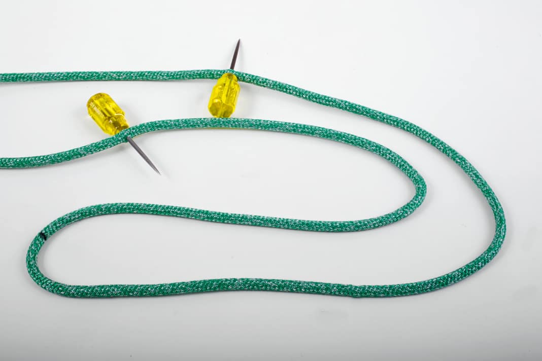 Mark the position of the stopper on the halyard. Then secure the core and casing with prickers to prevent slippage. The thickening will be one metre long, the distance between the prickers should be about four metres
