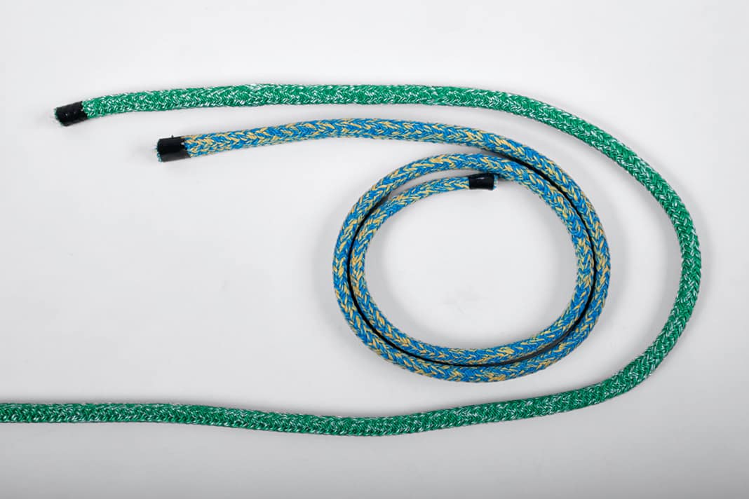 The thickened area is to be one metre long, which requires around 1.1 metres of sheathing braid from a 10-millimetre cordage. We use a very abrasion-resistant Kevlar polyester braid