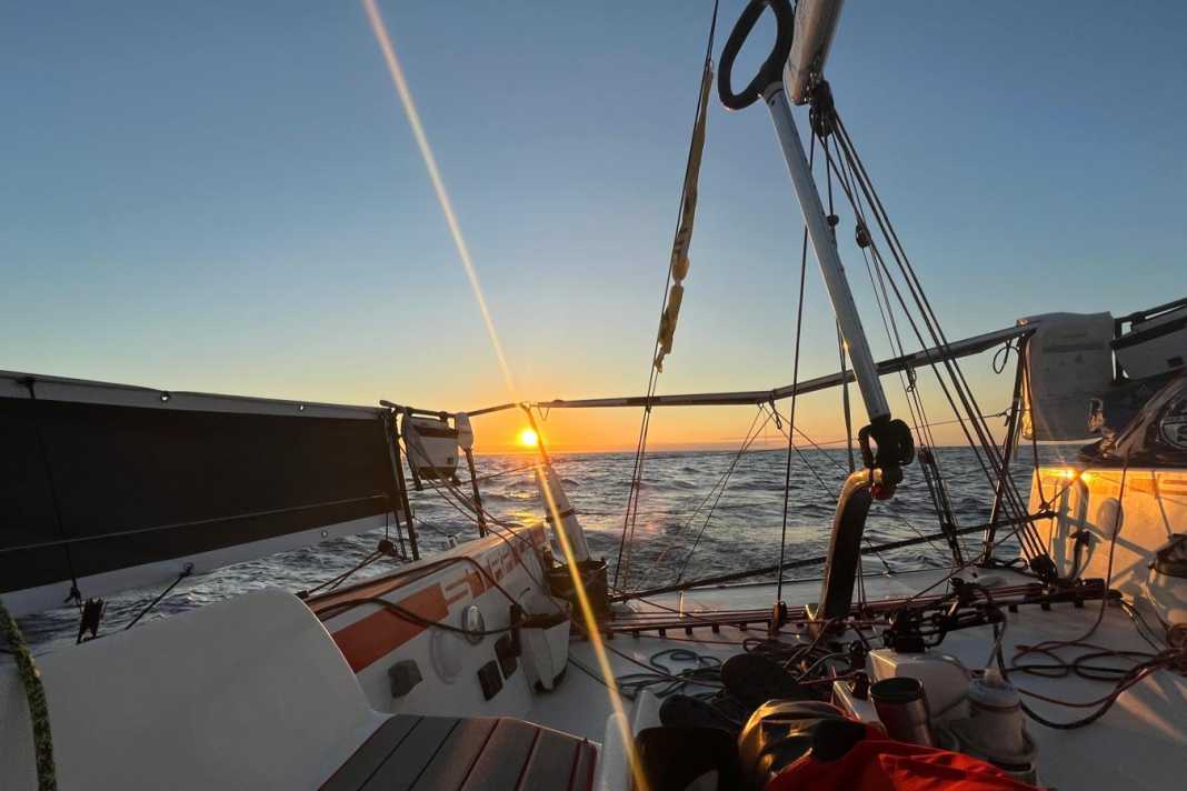 Der Blick aus dem Heck von "Sharifa" auf den Horizont
