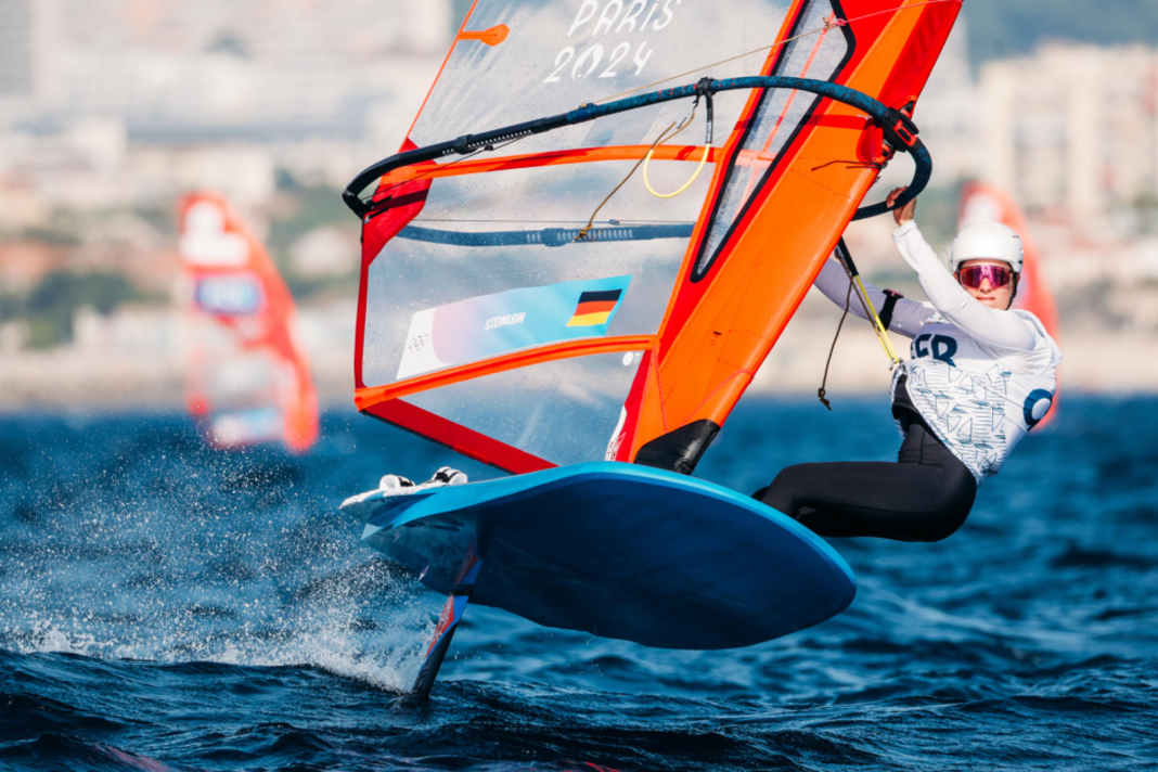 La véliplanchiste Theresa Steinlein se qualifie pour les quarts de finale lors de ses débuts aux Jeux olympiques
