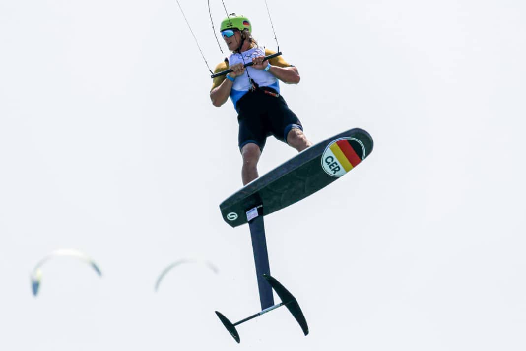 Le kitesurfeur Jannis Maus vole haut lors de sa première olympique