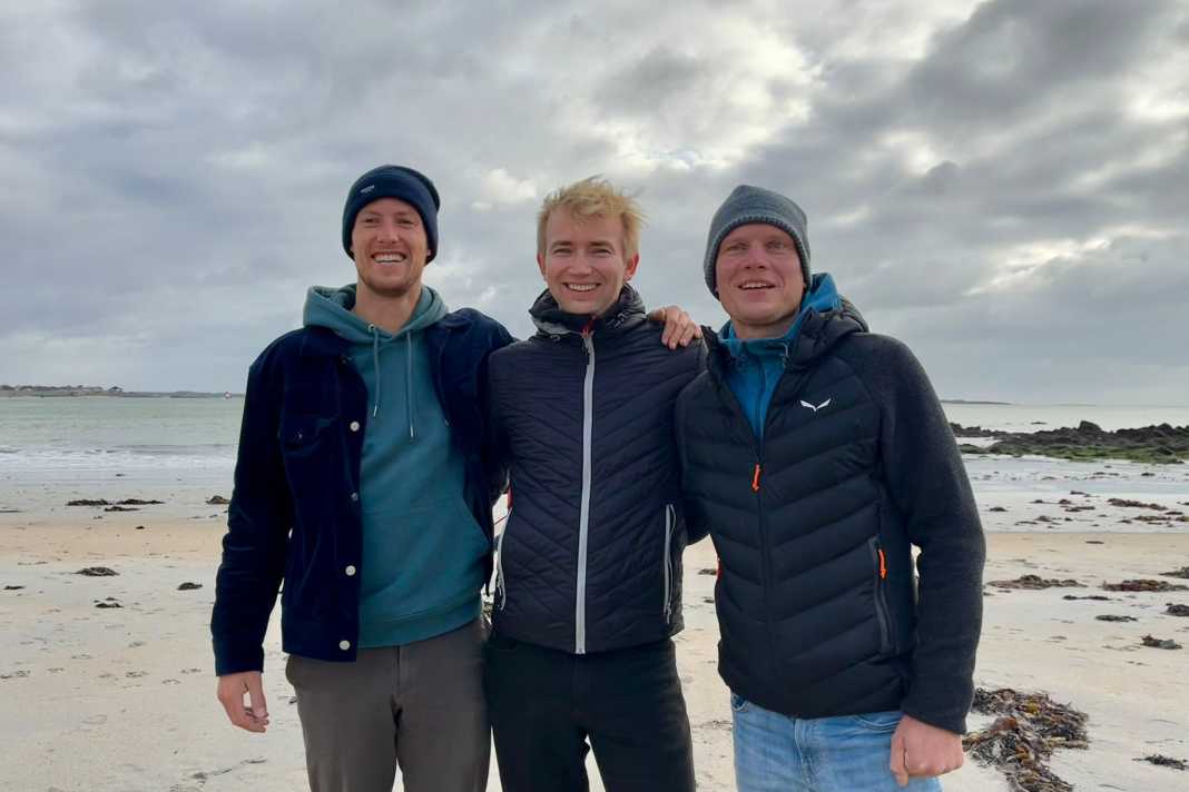 Trois solistes allemands ont la 25e Mini-Transat 2025 en ligne de mire (de droite à gauche) : Thiemo Huuk, Hendrik Lenz, Victor David