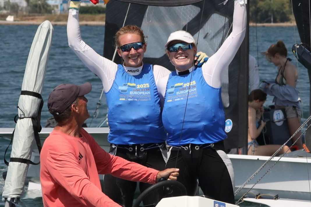 Marla Bergmann und Hanna Wille feiern ihren EM-Titel.