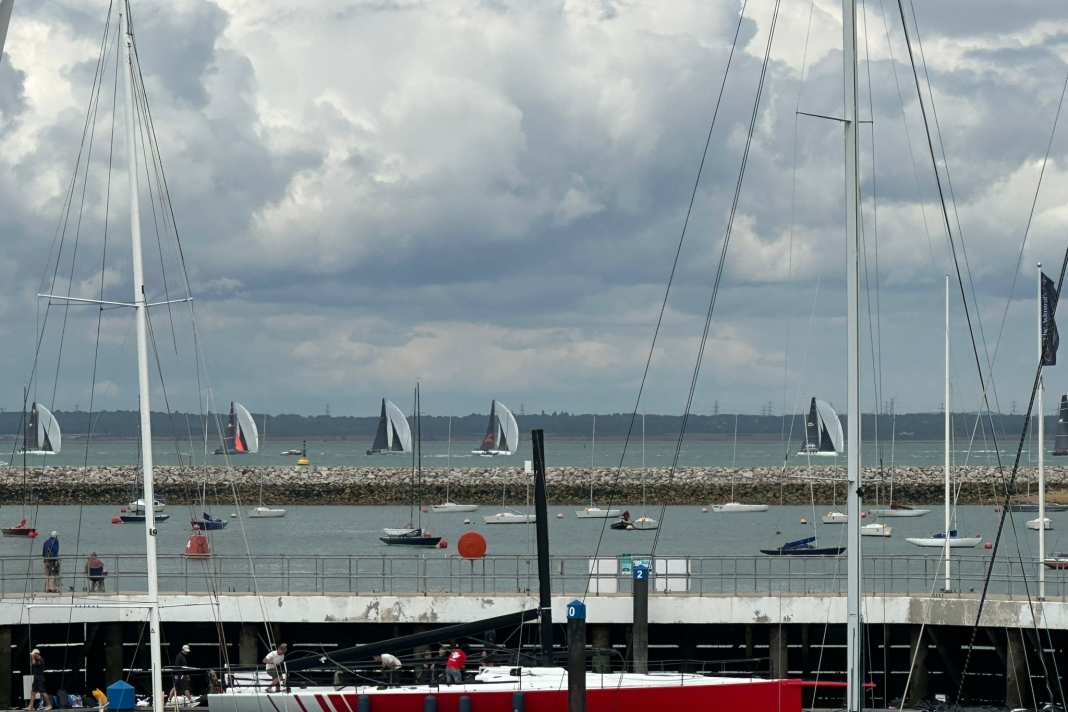 Qui "Red Bandit" rientra nel porto di Cowes dopo la rottura dell'albero, mentre le regate brevi continuano nel Solent.