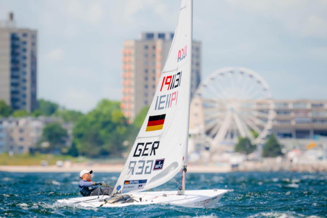 Bei der Kieler Woche segelte Philipp Buhl im Juni nach langer Pause und ohne viel Training auf Anhieb auf Platz vier, verpasste das Podium nur knapp.