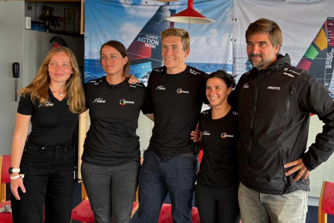 Die Malizia-Crew für Etappe eins (v.r.n.l.): Boris Herrmann, Cole Brauer, Will Harris, Justine Mettraux und Anbordreporterin Flore Hartout.