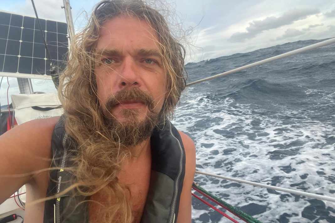 Der deutsche Teilnehmer des Mini Globe Race, Christian Sauer, ist trotz herausfordernder Bedingungen im Indischen Ozean guter Dinge.