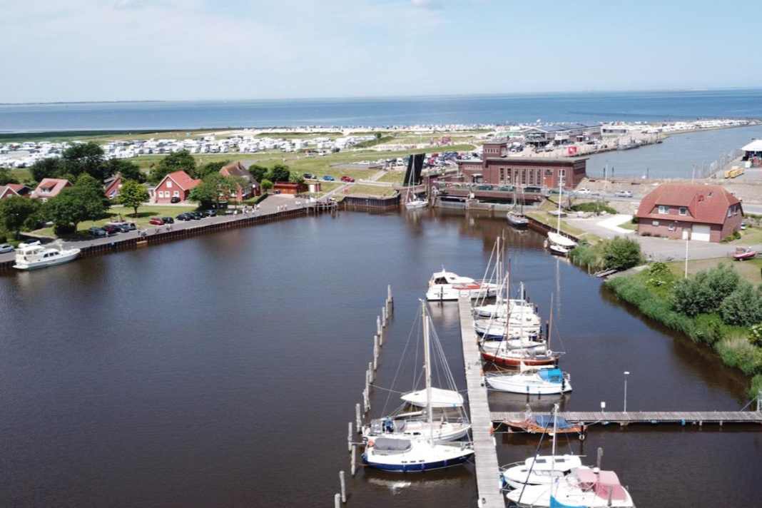 Vista delle strutture dello yacht club di Harlesiel con la chiusa sullo sfondo