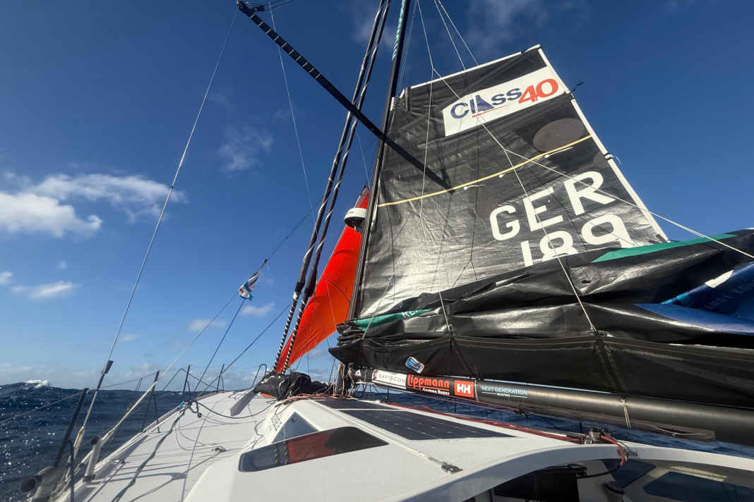 Das Team Next Generation Boating ist aktuell nach dem Bumerang-Bruch nur mit Minimalbesegelung unterwegs.