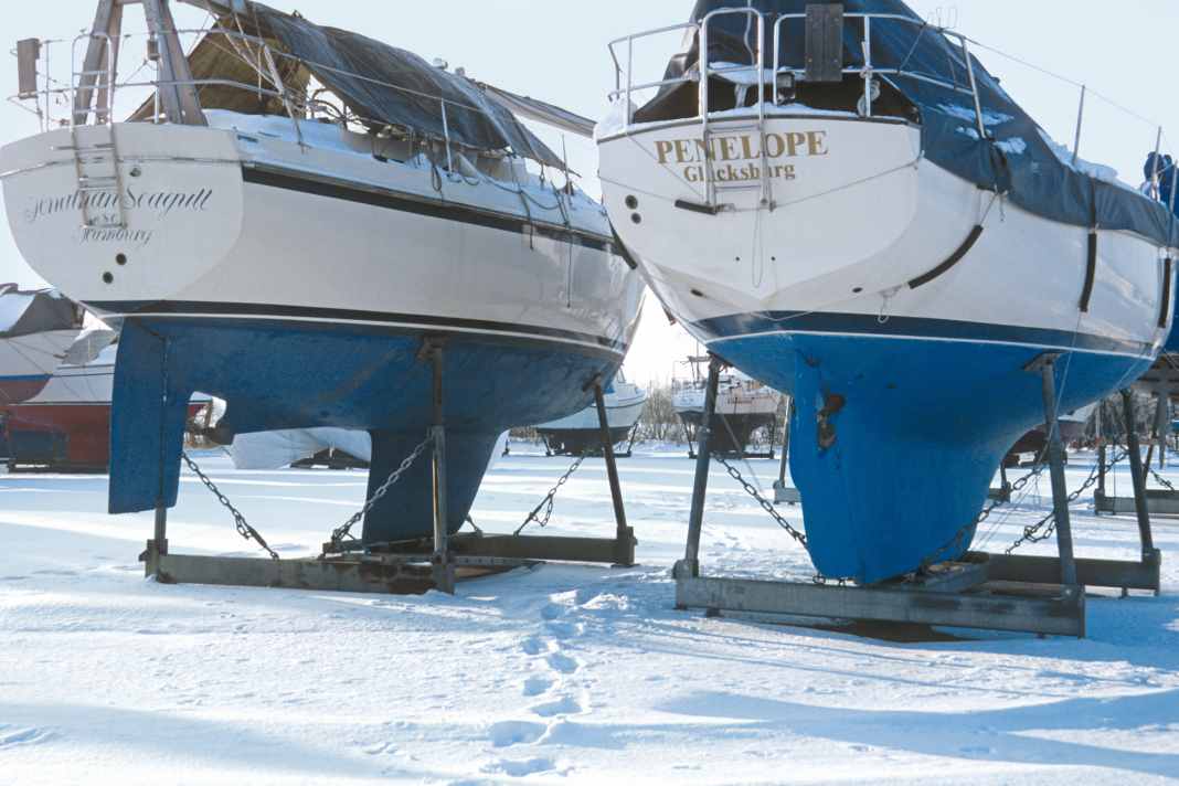Eingeschneit. Wer im Winter  nicht im Warmen steht, muss das Boot frostsicher machen
