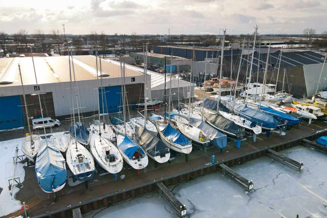 In Reih und Glied: Boote bei Frost an Land mit stehendem Rigg – im Ausland üblich