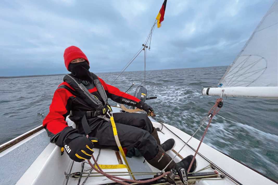 Bien emmitouflée contre le vent froid, Julia Harder pilote le J/22 pendant cette courte journée d'hiver.