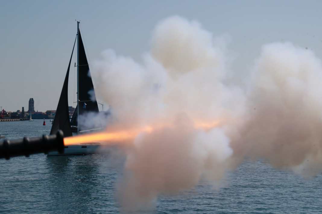 Le départ de la 10e MidsummerSail a été donné au son des canons de la cogue hanséatique "Wissemara".