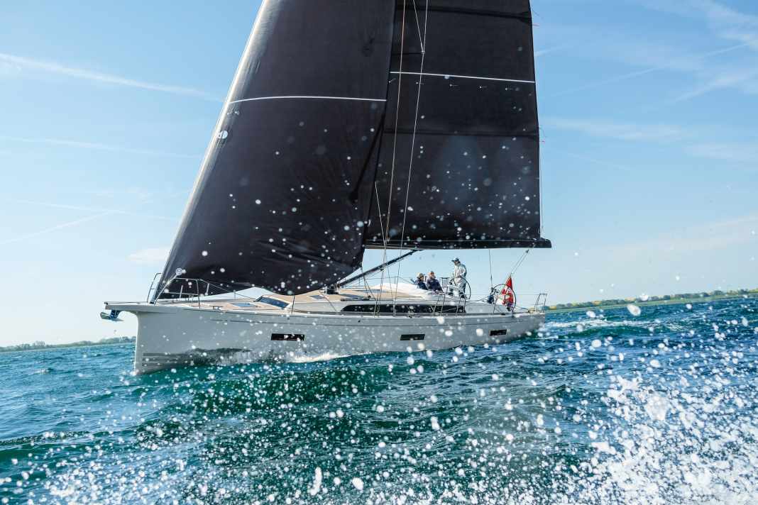 Le finestrature dello scafo del nuovo X 4.3 sono più armoniose, lo stelo è più elegantemente curvo