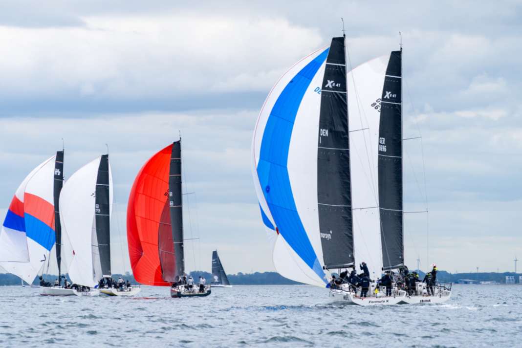 Den beiden neuen XR41-Yachten bei der MaiOR-Regatta ins Heck geschaut. Außen segelt Jens Kuphals "Exciter", neben ihr die dänische "Formula X".