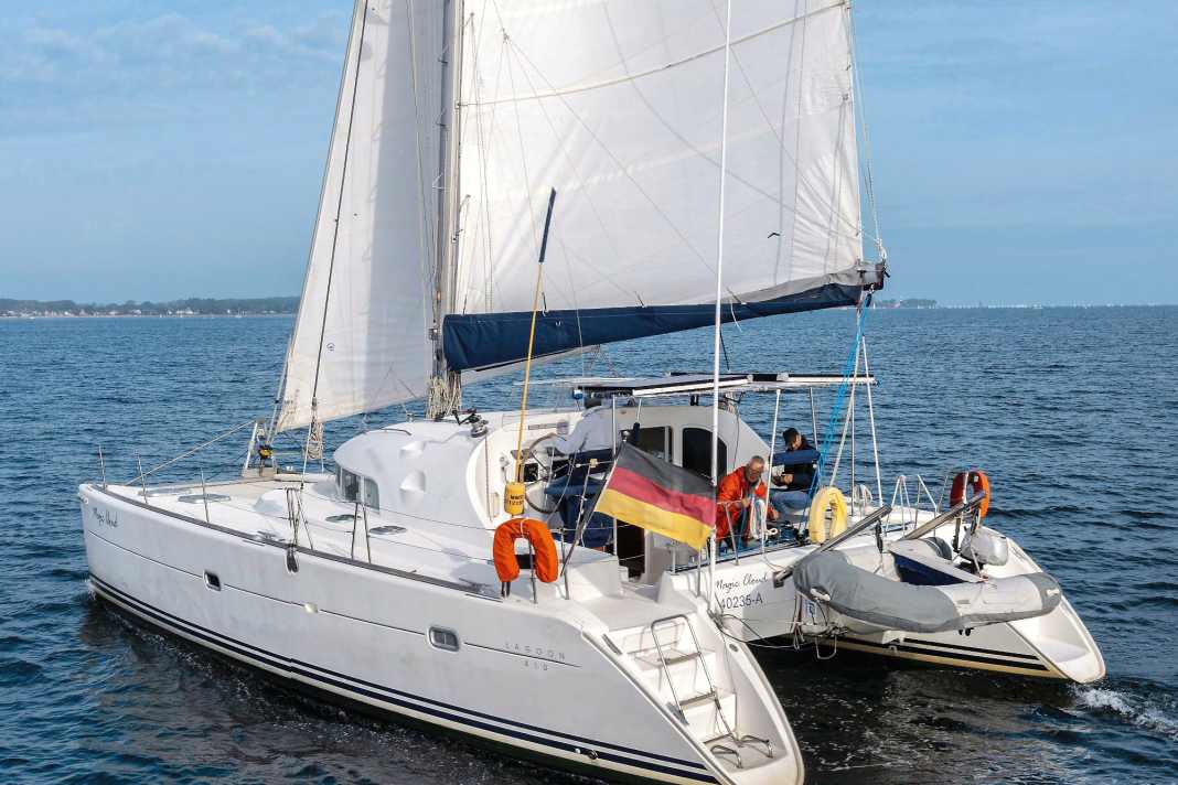 Lagoon der ersten Stunde. Der 410er „Magic Cloud“ segelt in seinem Heimatrevier, der Kieler Förde. Doch der Kat hat schon viele lange Reisen im Kielwasser