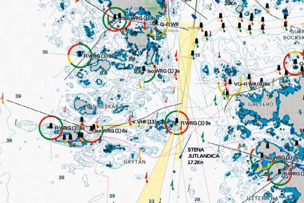 La combinazione di colori delle carte nautiche Orca è ridotta, ma i segnali marittimi sono ancora più facili da riconoscere.