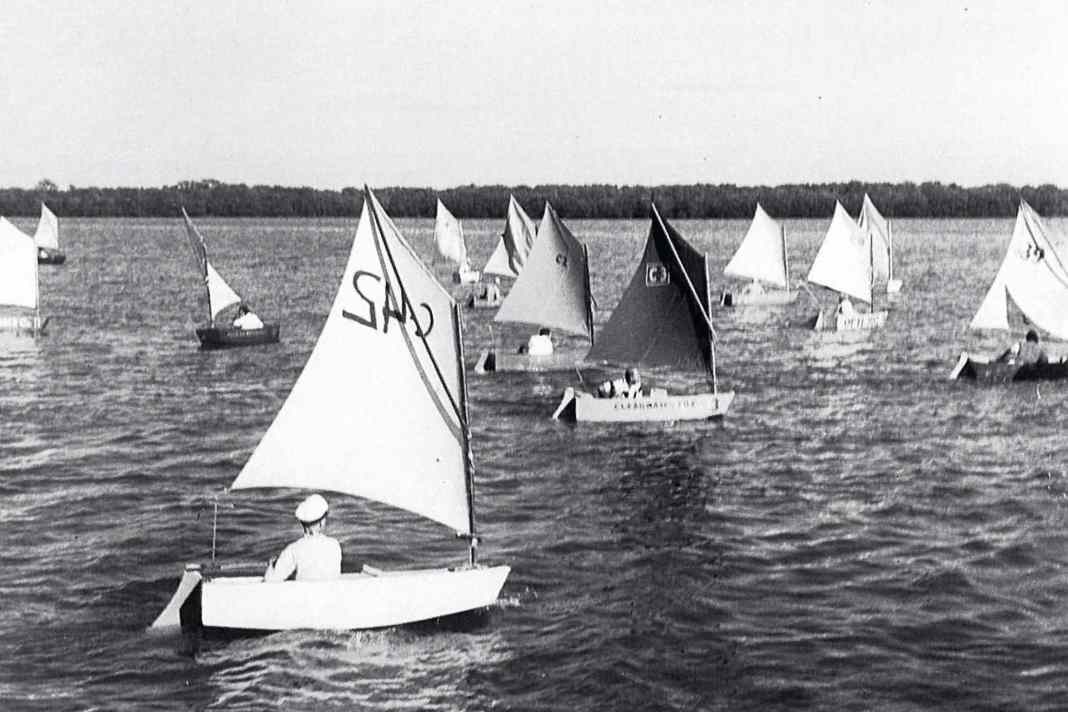 Premières régates devant la plage de Clearwater en Floride, USA. Dans les voiles, les logos des sponsors