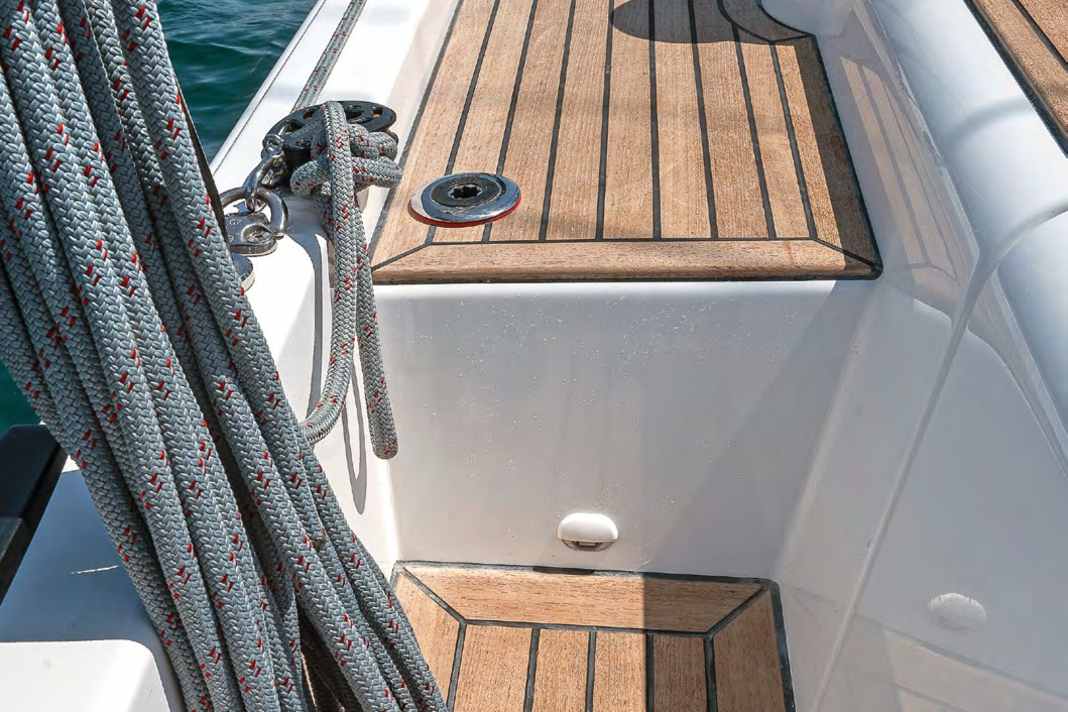 Wäre die Abstufung im Deck weiter vorn, könnte man besser an den Winschen arbeiten 