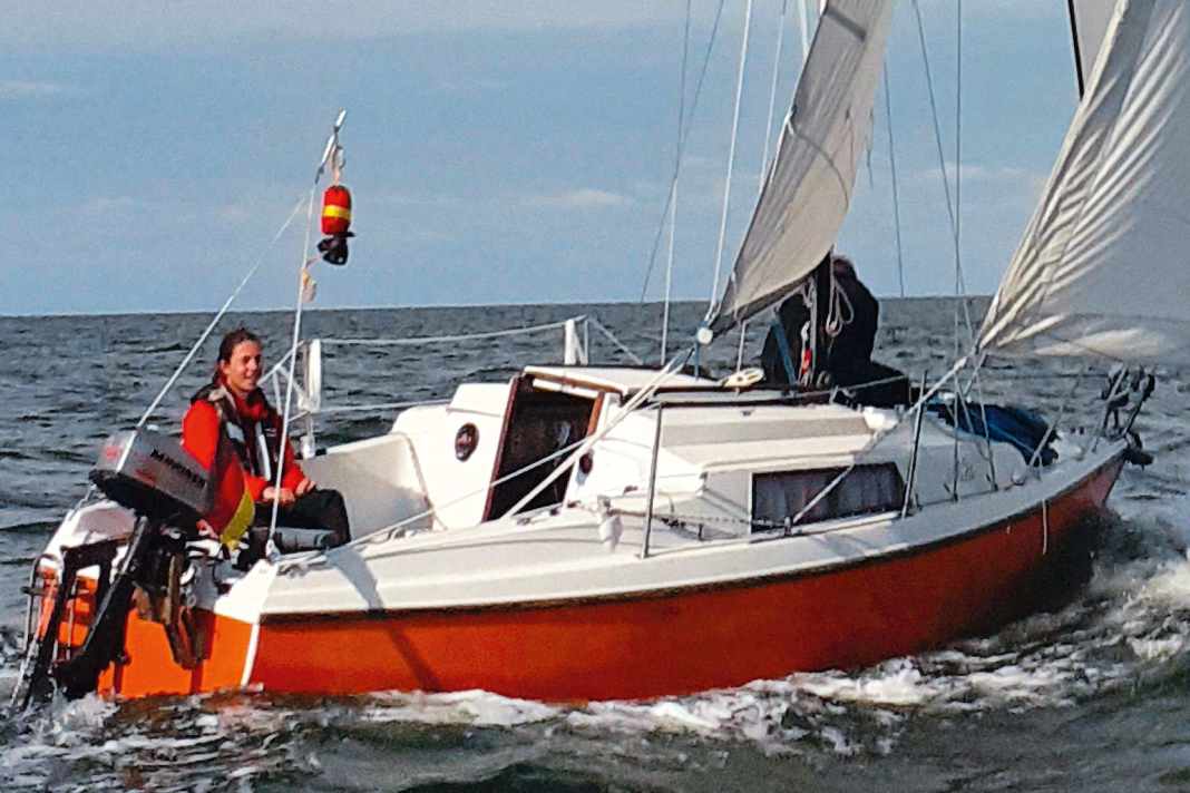 Das Boot: Die Neptun 20 aus dem Baujahr 1975 hat der junge Eigner im Herbst 2020 für 4000 Euro samt Trailer gekauft und in einem umfangreichen Refit auf seine Segelauszeit vorbereitet