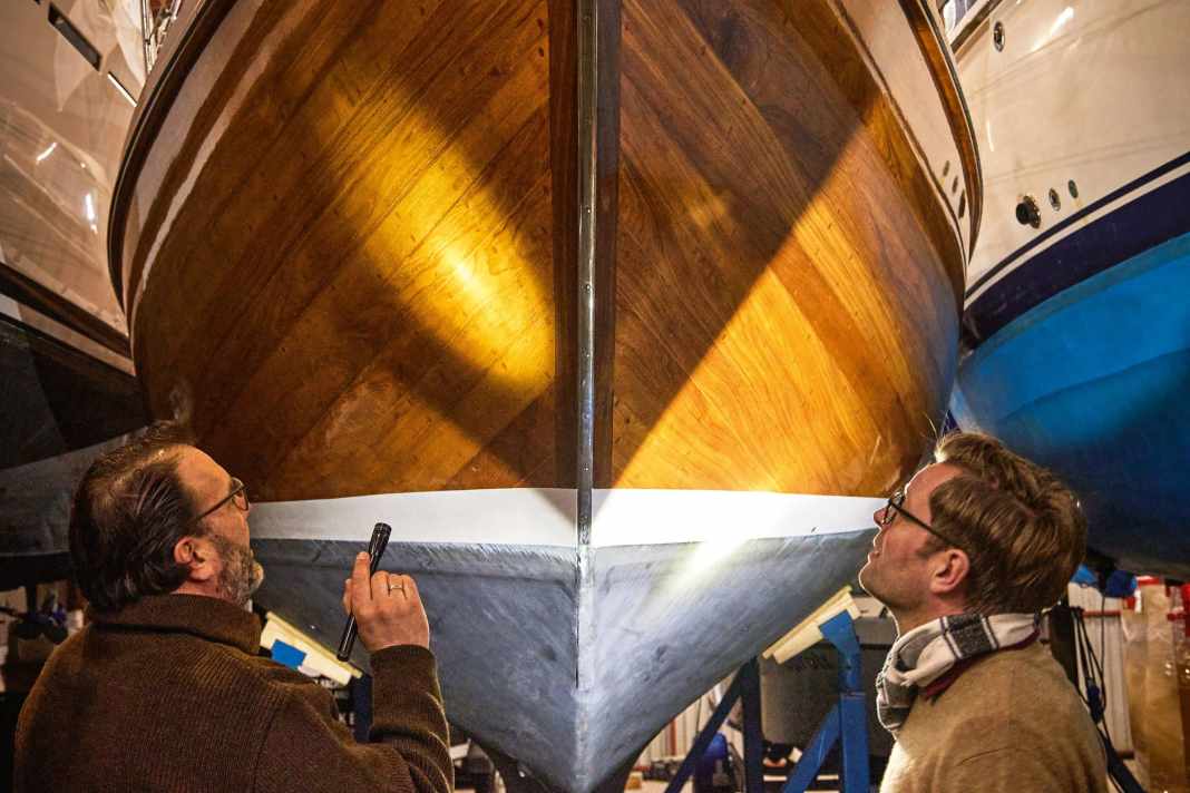 Begutachtung im dunklen Winterlager. Noch ist Klassikersegeln eine vage Vorstellung für die neuen Eigner