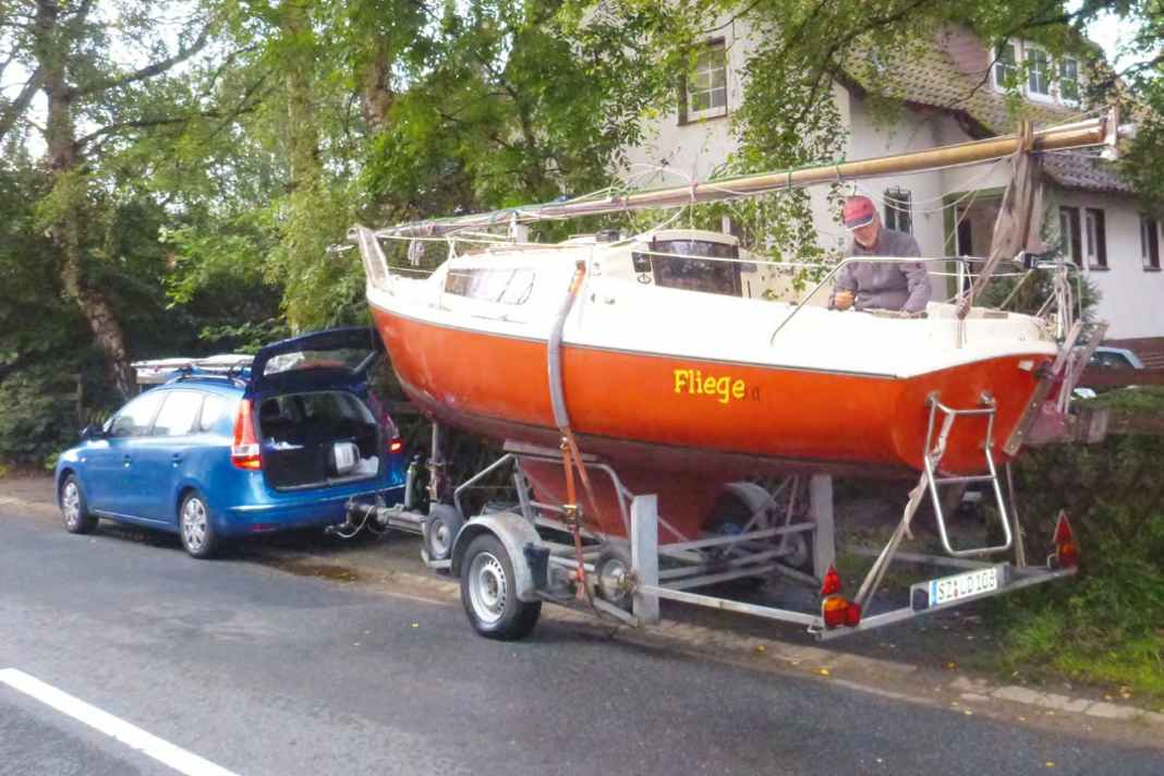 Auf der Straße: Aus Salzgitter trailert der Eigner das 6,50-Meter-Boot zum Starthafen des Törns