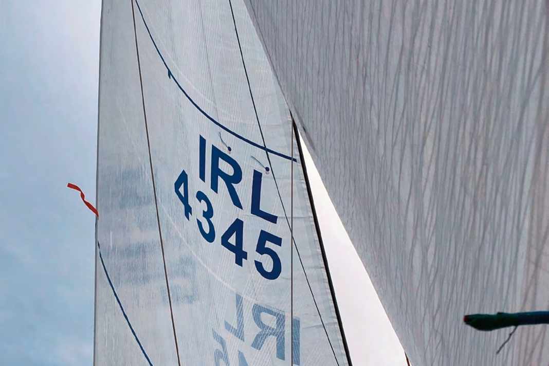 Svergolata:  In questa immagine lo strallo di prua è troppo allentato, l'inferitura è troppo rotonda e la vela di prua ha un profilo più profondo di quello previsto dal velaio.