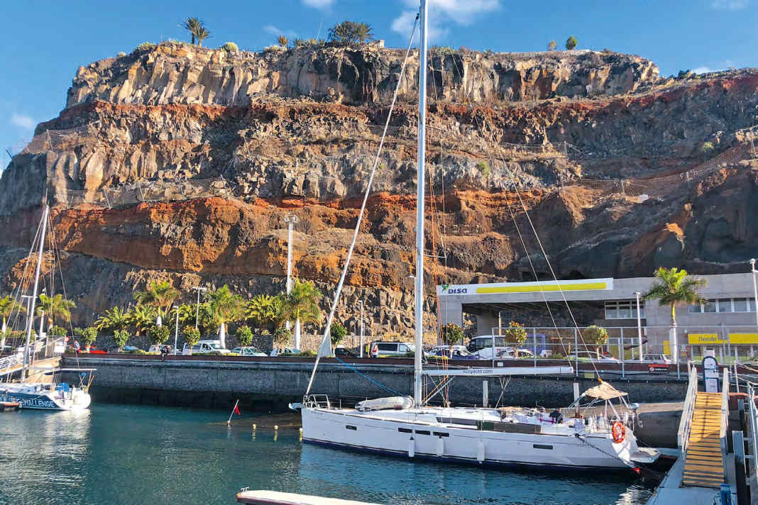 Farbenfrohe Ortschaft auf La Gomera. Wie auf den meisten Inseln sind die Küstenstreifen schmal, Siedlungen quetschen sich an die Hänge 