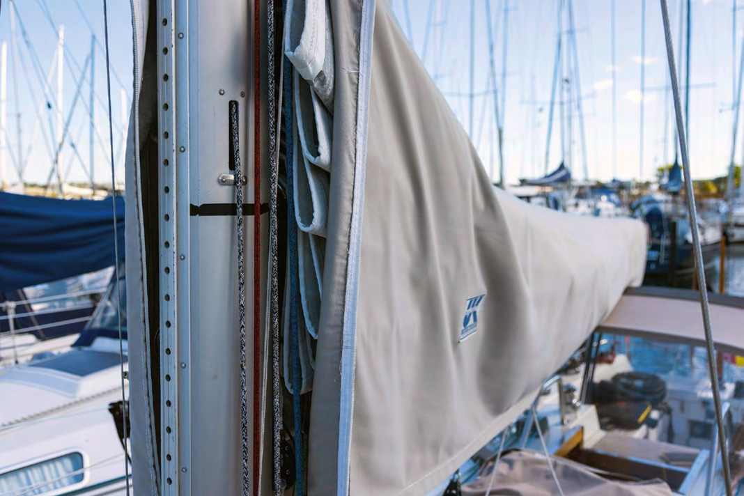 1. Runter mit der Hülle: Schon im Hafen kann die Segelpersenning abgenommen werden. Dabei die Augen offen halten: Sieht alles gut aus?