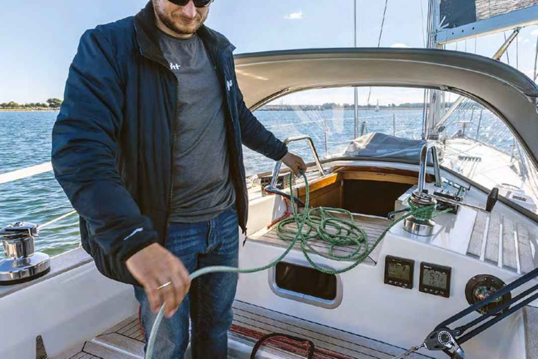 1. order: Clear the main halyard, do not shoot up! Place the slack in the cockpit, end down