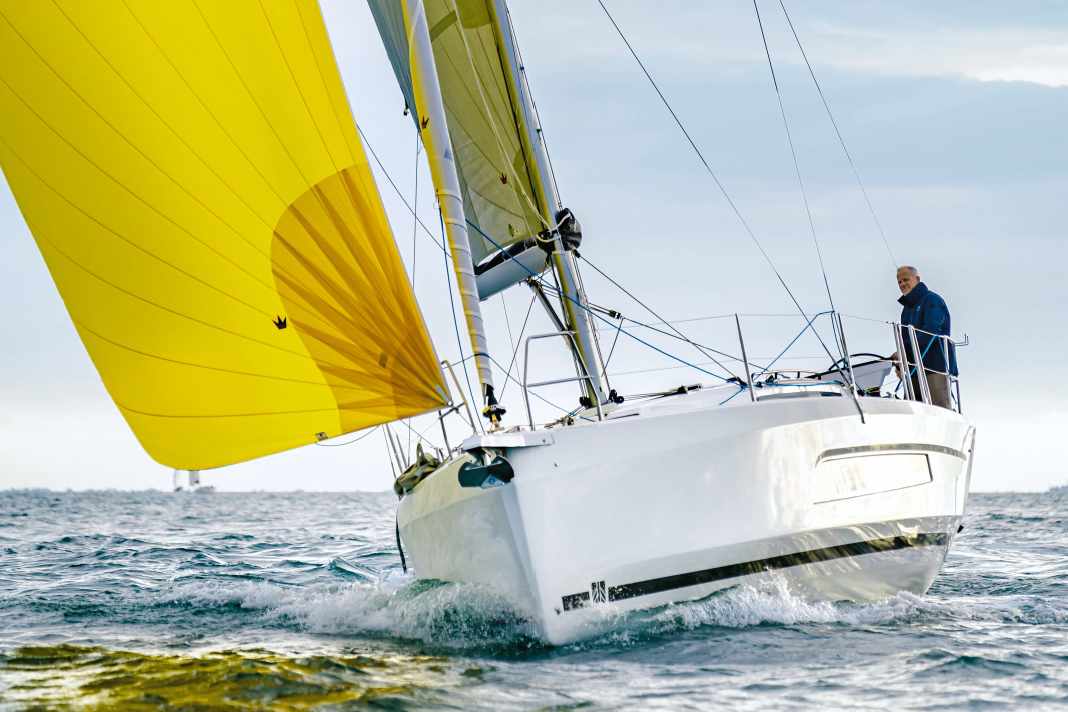 Spacemast con mare mosso: il Dufour 37 ha buone caratteristiche di navigazione e raggiunge rapidamente la velocità di carena con lo spinnaker asimmetrico.