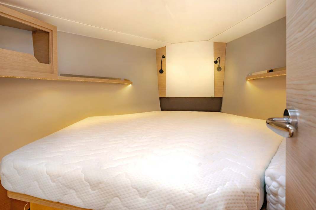 La couchette avant peut être considérablement agrandie par l'ajout de coussins latéraux.