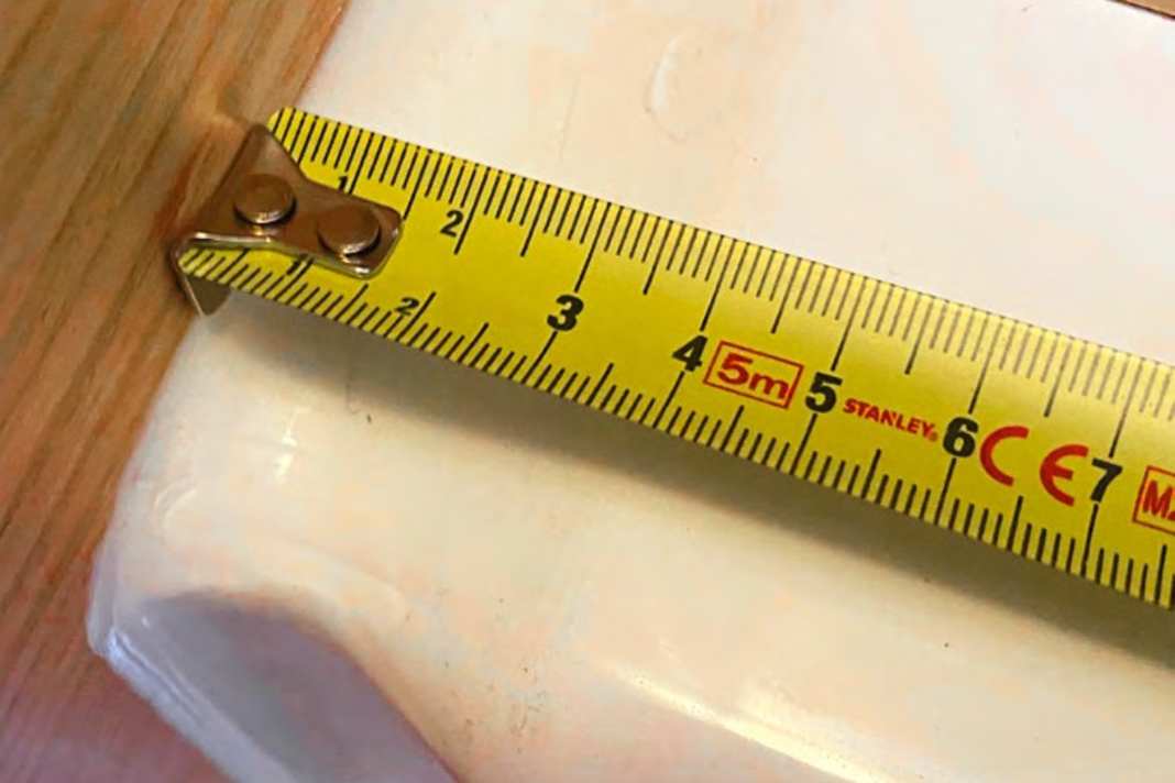 Die Spaltmaße sind an manchen Ecken zu groß – oder wie hier 40 mm breit mit Sikaflex kaschiert
