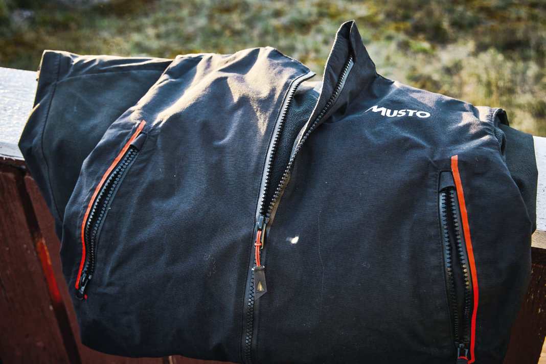 Numerous variants: The task of the mid-layer is to keep the warmth inside the body but keep the cold outside. Fleece or softshell are popular