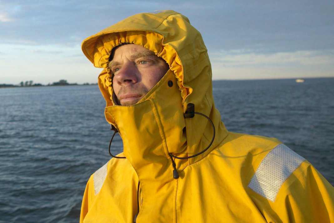 Autrefois, le ciré était imperméable à l'air et à l'eau, aujourd'hui il est composé d'un laminé à deux ou trois couches qui maintient l'humidité à l'extérieur tout en laissant respirer le corps.