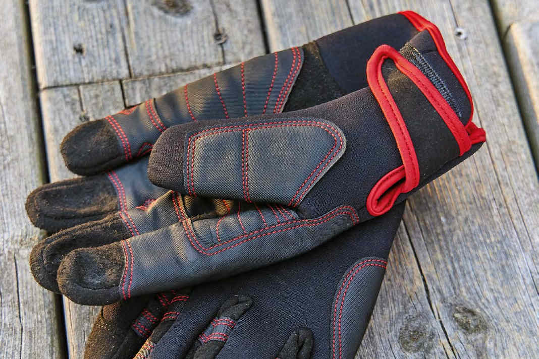 Gants en néoprène avec garniture en cuir Si la température de l'air est à peine supérieure à zéro, la barre à roue et la barre franche ne sont pas beaucoup plus chaudes. De bons gants sont essentiels