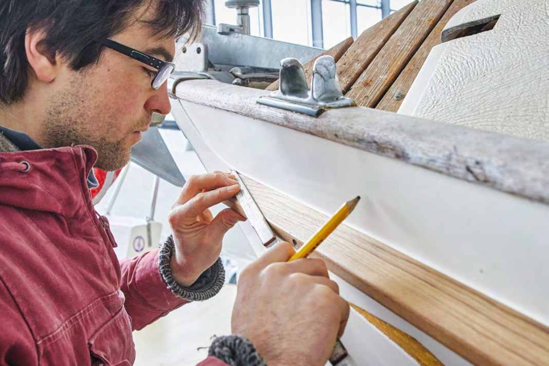 Mark the end points of the still overlong moulding...