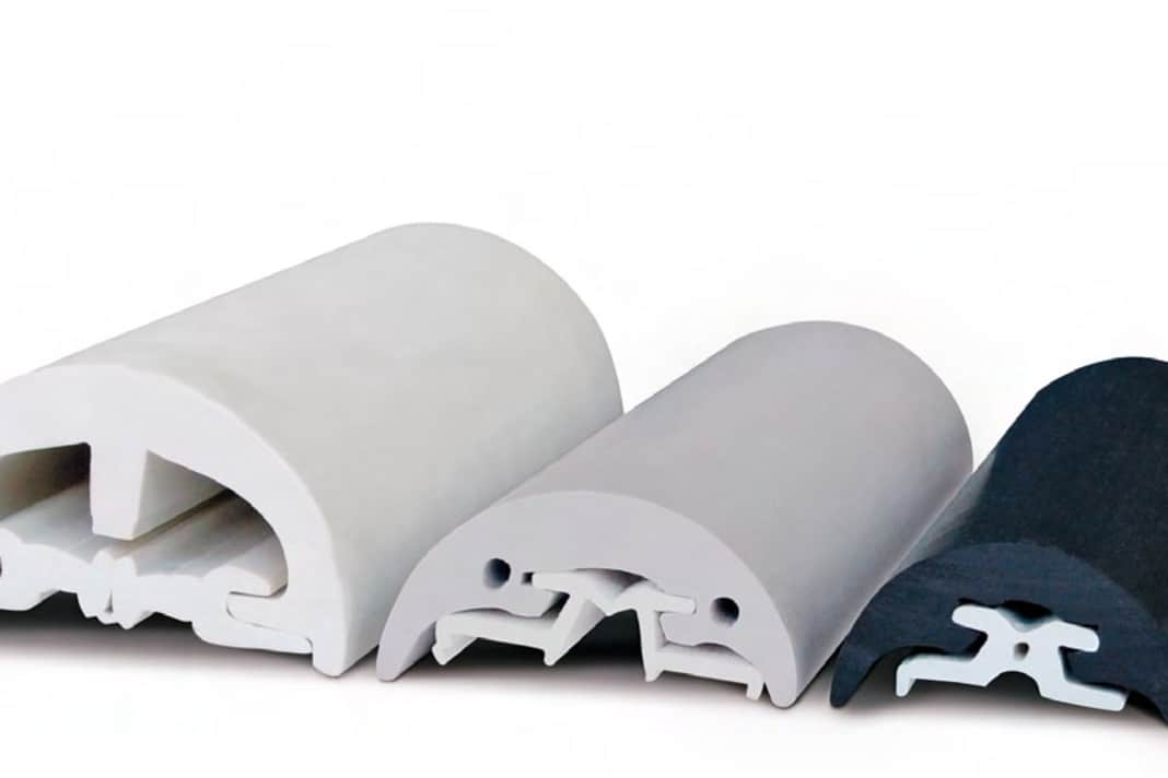 The radial series from Tessilmare. A support moulding is screwed to the hull. The PVC profile conceals the fastening