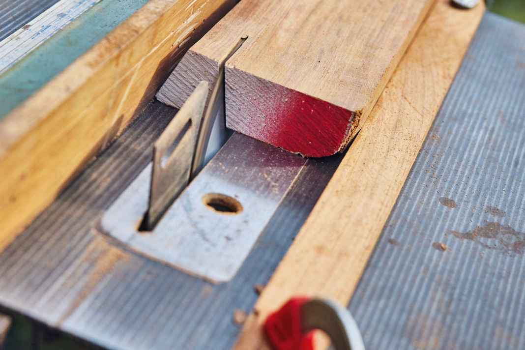 Teak ist teuer, deswegen mit Bedacht sägen