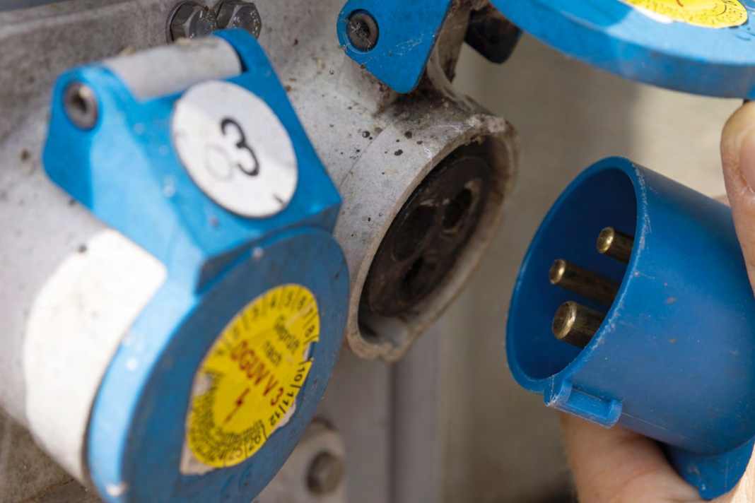 Safe connection: With the CEE plug, the protective conductor makes contact first due to the design, and polarity reversal is also ruled out
