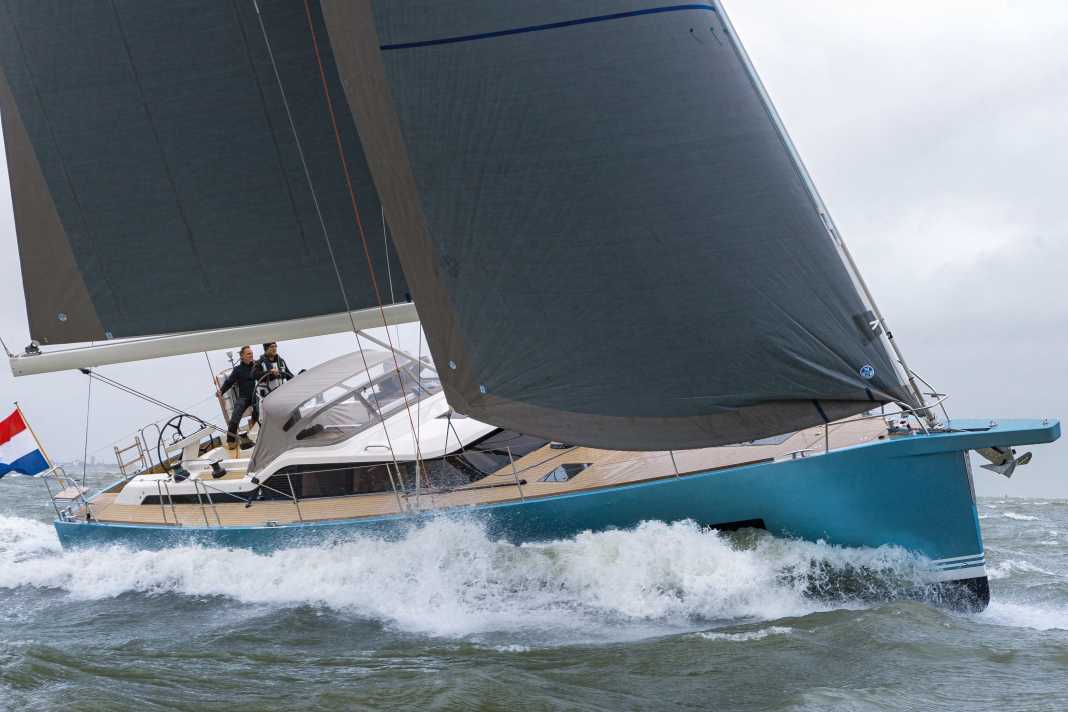 Ein echtes Seeschiff: Der tiefe Vorfuß sorgt für weiches Eintauchen. Das macht das Leben an Bord bei Seegang angenehmer