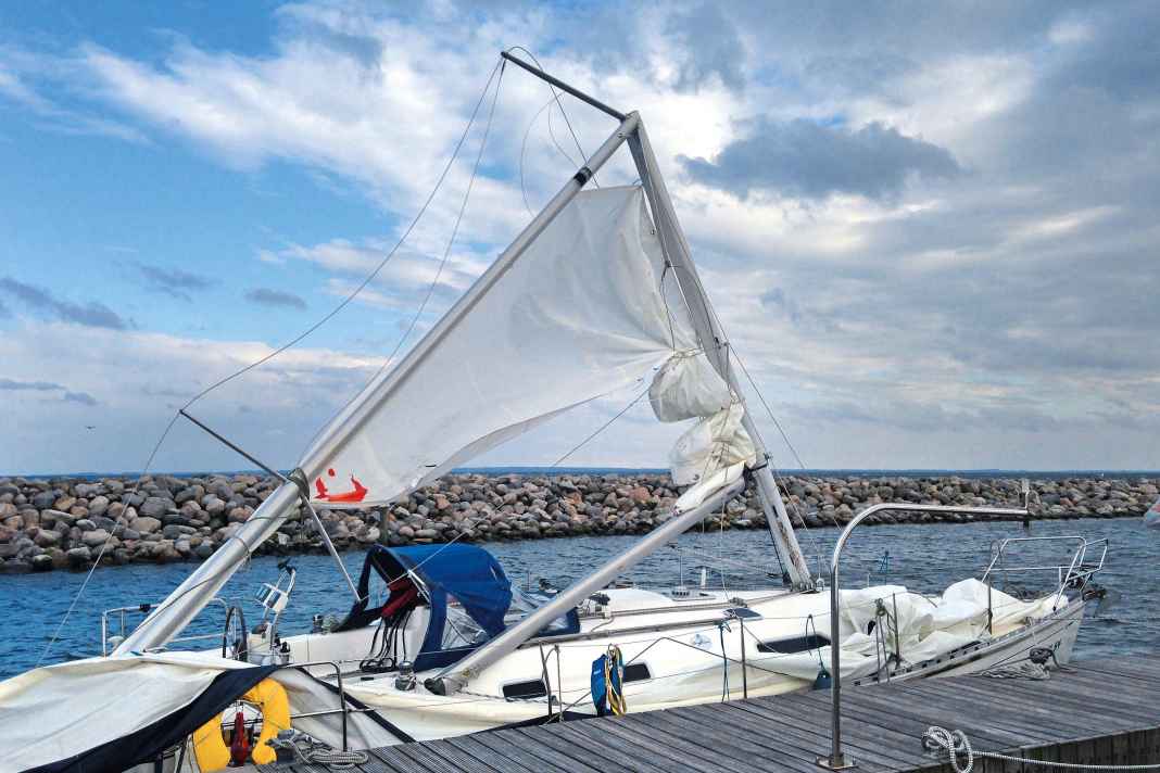 Glück im Unglück: Obwohl das Vorstag gebrochen ist, blieb das Rigg größtenteils an Deck und die Yacht unter Maschine manövrierfähig