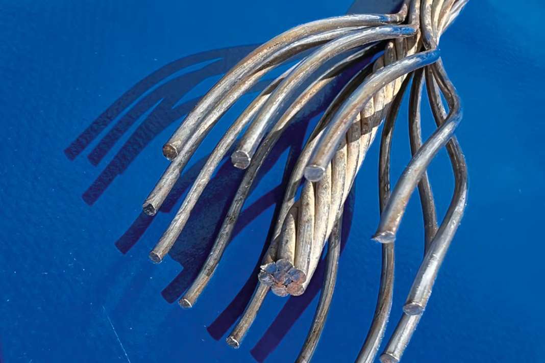 Construction à deux couches : le fil 1x19 torsadé montre clairement la structure avec des cardeuses frappées l'une contre l'autre.